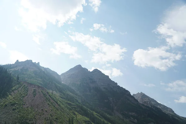 明亮的山景下的山景 — 图库照片