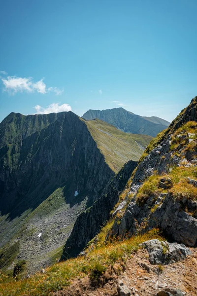Ein Schöner Blick Auf Die Grünen Felsigen Berge Die Unter — Stockfoto