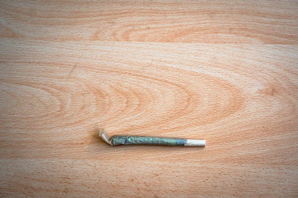 Cannabis Arrotolata Tavolo Legno Con Germogli Erba Che Rappresentano Fumo — Foto Stock