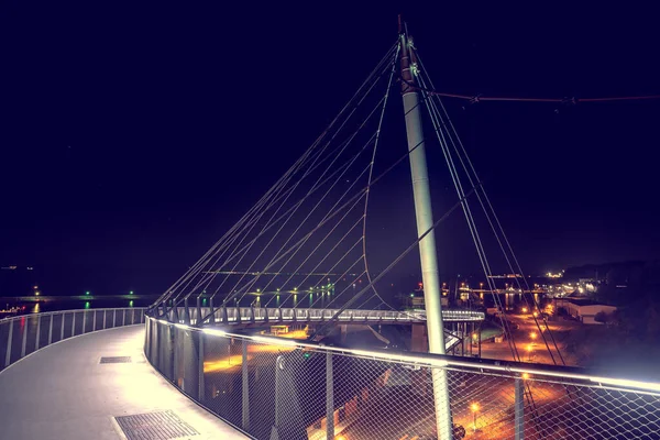 Eine Beleuchtete Fußgängerbrücke Der Nacht — Stockfoto