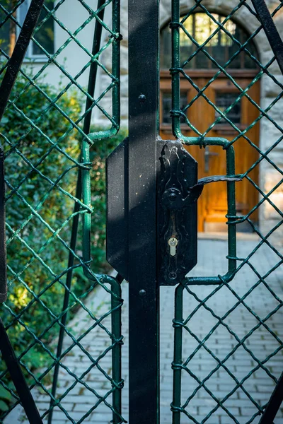 Eine Vertikale Eines Alten Schwarz Lackierten Griffs Der Metallischen Tür — Stockfoto