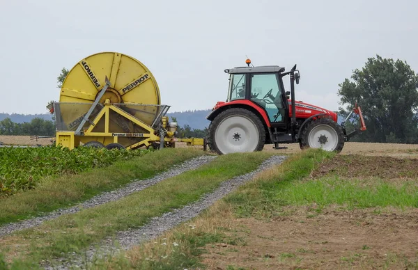 Wiesentheid Niemcy Sie 2018 Czerwony Ciągnik Rolniczy Żółtą Przyczepą Pracy — Zdjęcie stockowe