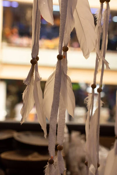 Gros Plan Longues Plumes Blanches Accrochées Marché Intérieur Instanbul Turquie — Photo