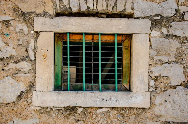 Beau Cliché Une Petite Fenêtre Avec Une Cage Métallique Dans — Photo