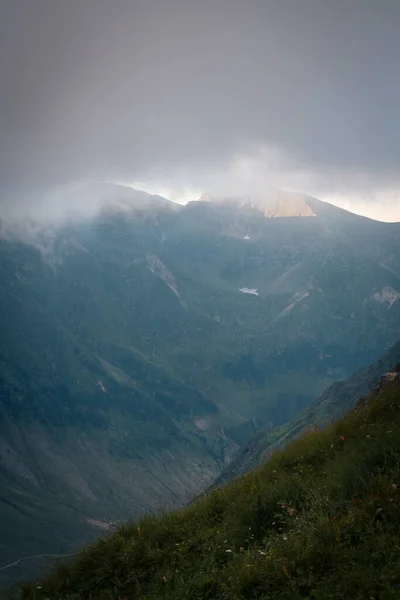 Ein Berggipfel Nebligen Himmel Auf Einem Grashang — Stockfoto