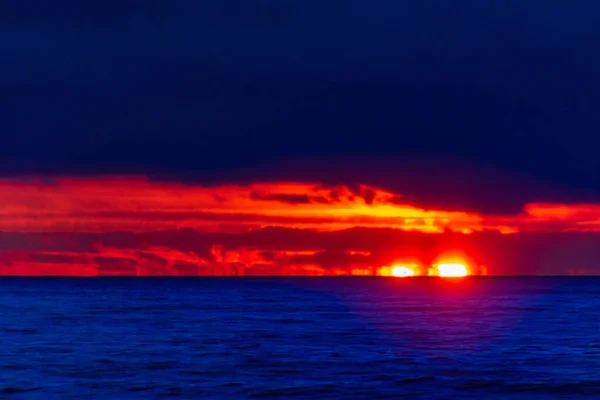 Красивый Вид Спокойное Море Сияющее Лучами Солнца Время Заката Побережье — стоковое фото