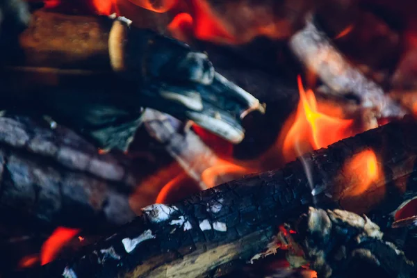 Quente Cinza Smoldering Queima Carvão — Fotografia de Stock