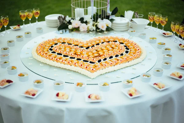 Крупный План Стола Тарелками Канапе Свадебной Вечеринки — стоковое фото