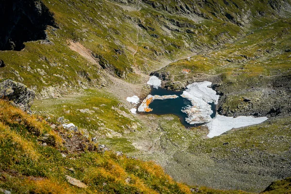 Una Hermosa Vista Lago Derretido Rodeado Las Montañas Verdes Rocosas — Foto de Stock