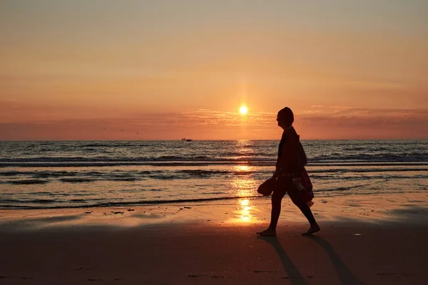 Silhouette Person Walking Sea Shore Sunset — Stock Photo, Image