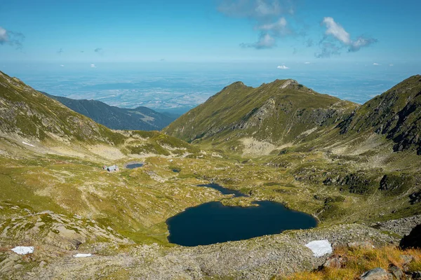 Uma Bela Vista Lago Cercado Pelas Montanhas Verdes Rochosas Sob — Fotografia de Stock