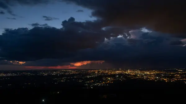 Zatažená Obloha Nad Ozářeným Městem Pozdním Večeru — Stock fotografie