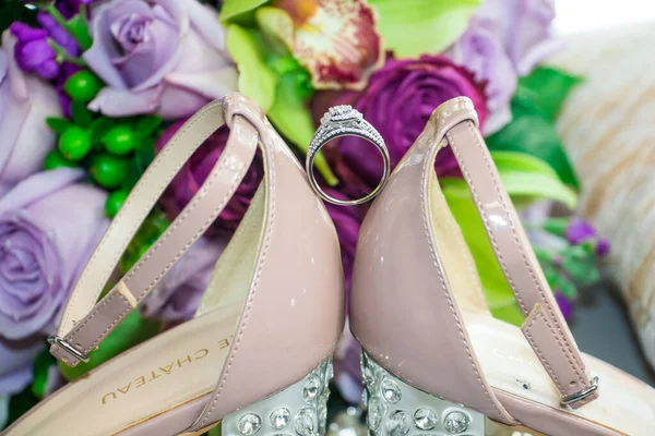 Close Belos Sapatos Casamento Com Anel Buquê Flores Fundo — Fotografia de Stock