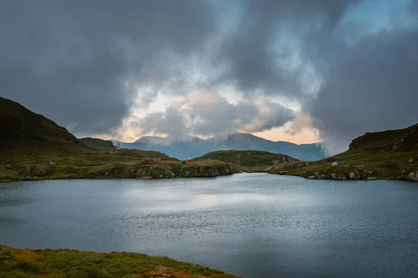 Una Hermosa Vista Lago Rodeado Las Montañas Verdes Rocosas Bajo —  Fotos de Stock