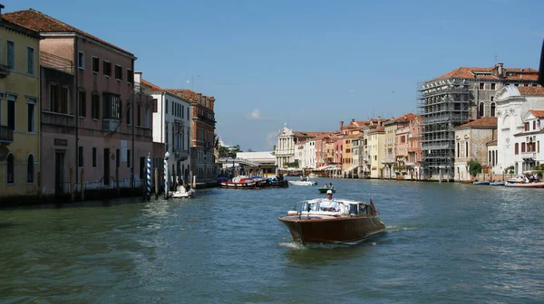 ヴェネツィア イタリア 2011年8月2日 イタリアのヴェネツィアの建物に囲まれた川でセーリングボートの景色 — ストック写真