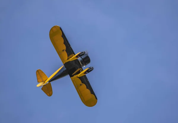 Low Angle Shot Yellow Sports Training Aircraft Clear Blue Sky — Stock Photo, Image