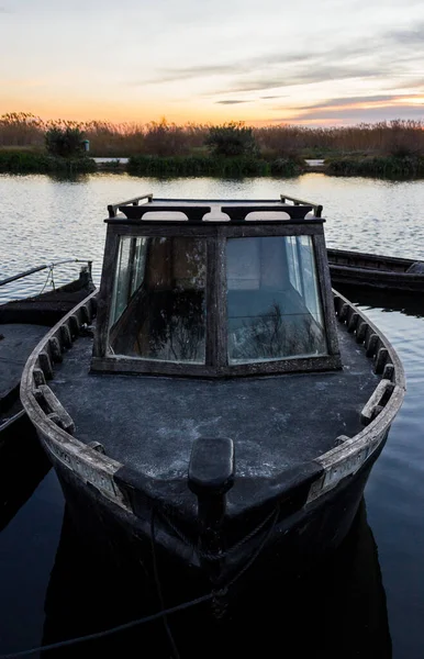 日没時に湖に係留されていた古いボート — ストック写真