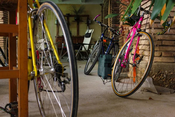 Een Selectie Van Kleurrijke Fietsen Leunde Bakstenen Muur — Stockfoto