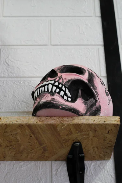 Tiro Vertical Uma Decoração Crânio Rosa Para Halloween — Fotografia de Stock
