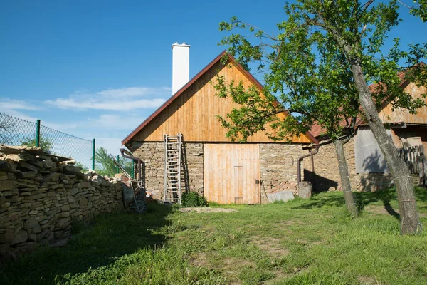 Een Landelijke Omgeving Met Een Gezellig Huis Tuin Een Zonnige — Stockfoto