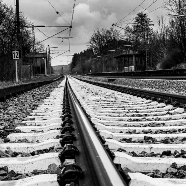 Egy Szürke Vasúti Sín Egy Felhős Napon — Stock Fotó