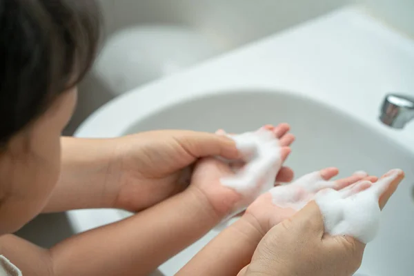 Primer Plano Una Madre Ayudando Hijo Lavarse Las Manos Lavabo — Foto de Stock