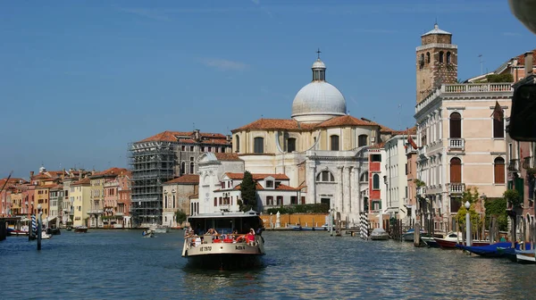 Venice Olaszország Aug 2011 Festői Kilátás Hajók Vitorlázás Folyóban Körülvett — Stock Fotó