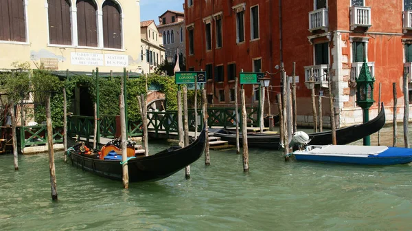 Venice Talya Ağustos 2011 Mimari Binalarla Çevrili Nehirdeki Boş Teknelerin — Stok fotoğraf