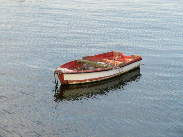 Pequeno Barco Resistido Refletido Água — Fotografia de Stock