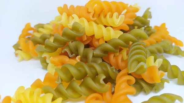 Primo Piano Pasta Spirale Riccia Colorata Cruda Isolata Uno Sfondo — Foto Stock