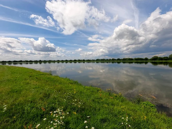 Shot Lake Reflecting Cloudscape Grassy Land — Stock Photo, Image
