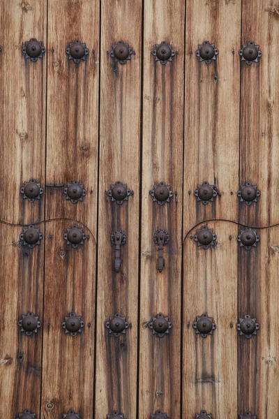 青銅製のハンドルを持つ古い木製のドアのクローズアップショット — ストック写真