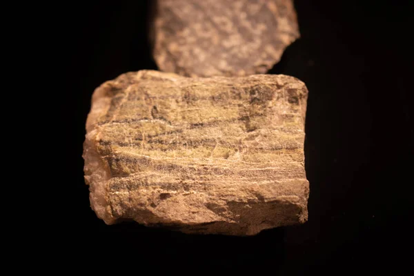Nahaufnahme Eines Mineralsteins Auf Schwarzem Hintergrund — Stockfoto