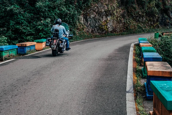 Motociclista Dirigindo Uma Moto Legal Estrada — Fotografia de Stock