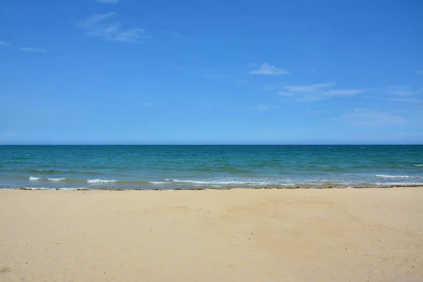 Hisnande Utsikt Över Ett Sandigt Landskap Stranden Havet Solig Dag — Stockfoto