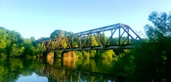 Hermoso Paisaje Con Lago Reflectante Puente Metal Árboles Verdes Densos — Foto de Stock