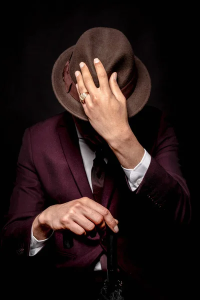 Hombre Caucásico Con Traje Escondiendo Cara Detrás Sombrero Sobre Fondo — Foto de Stock
