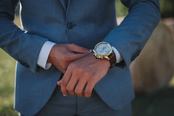 Bruidegom Een Elegant Pak Die Zijn Horloge Repareert — Stockfoto