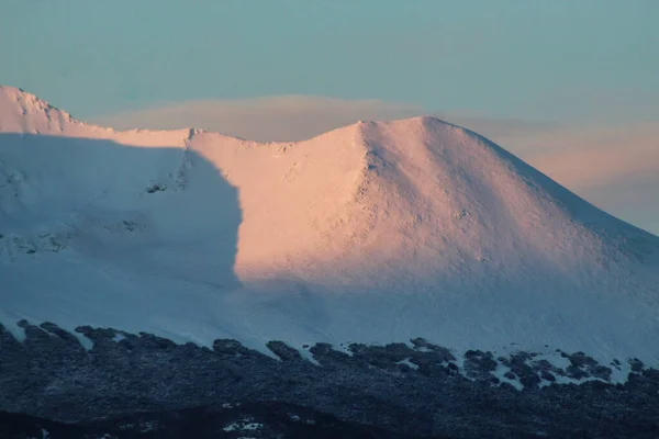 Arkaplanda Mavi Gökyüzü Güneş Işığı Altında Karla Kaplı Bir Volkan — Stok fotoğraf