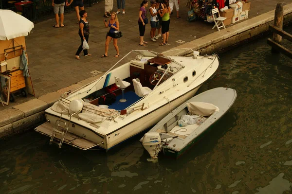 Venice Italië Aug 2011 Een Schilderachtig Uitzicht Twee Lege Boten — Stockfoto