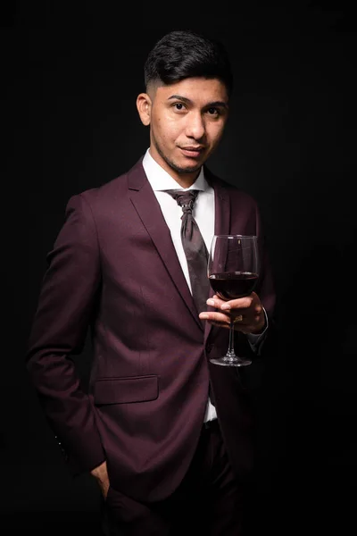 Vit Man Kostym Och Hatt Mörk Bakgrund Med Glas Vin — Stockfoto
