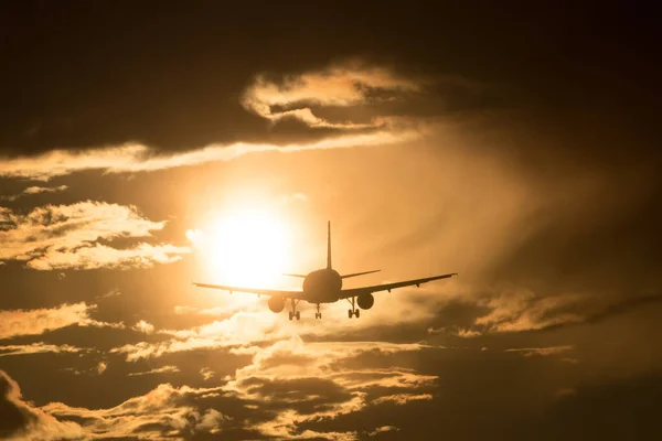 在金色的夕阳西下 一架在云中高飞的飞机的宁静景象 — 图库照片