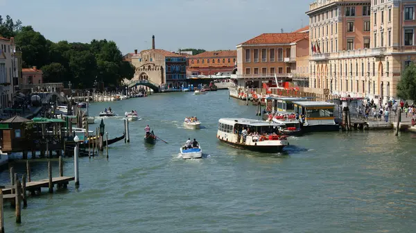 Venice Olaszország Aug 2011 Festői Kilátás Nyílik Turisták Vitorlás Folyóban — Stock Fotó