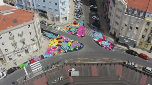 Flygbilder Europeiska Stadsgator Med Graffiti Vägkanter — Stockvideo