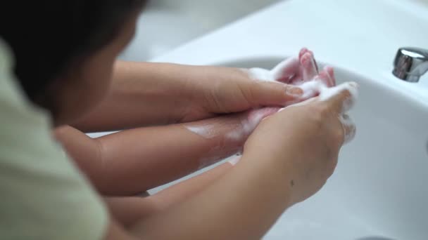 Little Girl Washing Her Hands Mother — Stock video