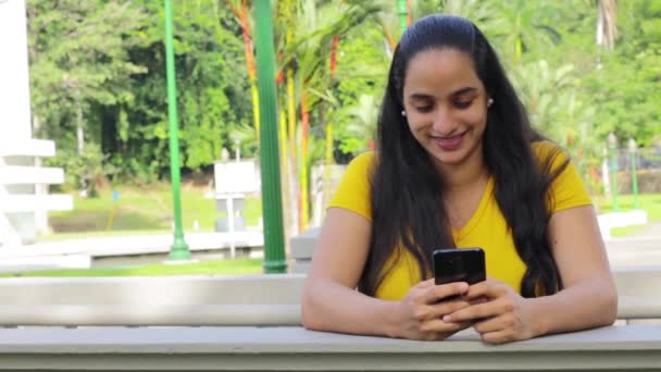 Νεαρή Ινδή Γυναίκα Που Χρησιμοποιεί Κινητό Τηλέφωνο Στο Δρόμο — Αρχείο Βίντεο