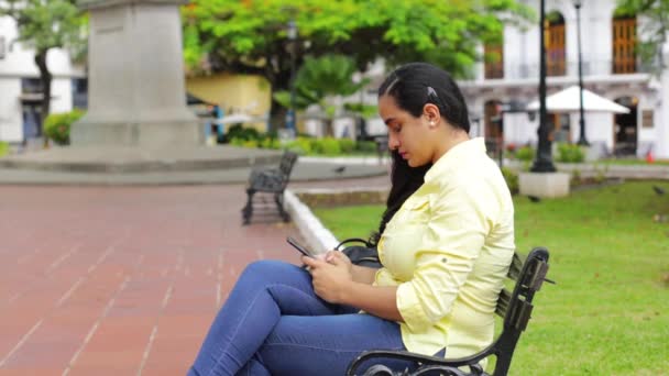 Mujer India Joven Usando Teléfono Móvil Calle — Vídeos de Stock