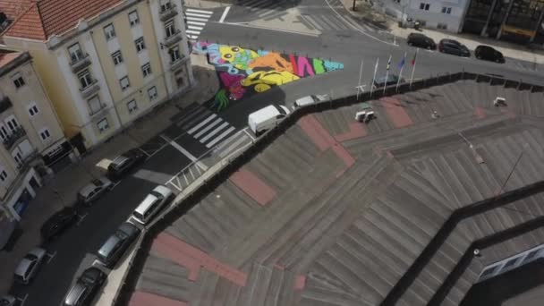 Εναέρια Πλάνα Από Δρόμους Της Ευρωπαϊκής Πόλης Γκράφιτι Στις Πλευρές — Αρχείο Βίντεο