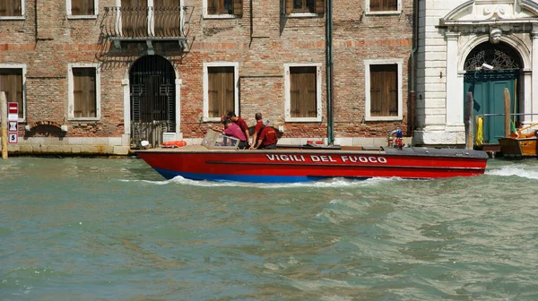 ヴェネツィア イタリア 2011年7月30日 ヴェネツィア イタリアのボートで川を航行する観光客の景色 — ストック写真