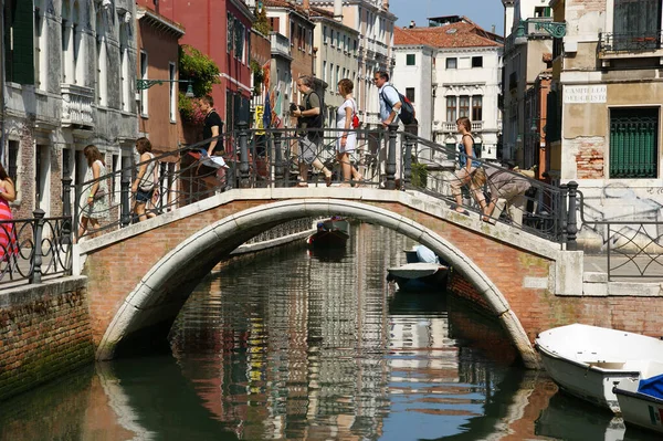 Venice Olaszország Aug 2011 Festői Kilátás Emberek Séta Hídon Velence — Stock Fotó